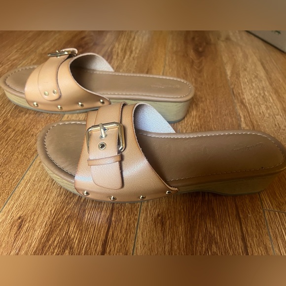 Universal Thread sandals - Picture 1 of 4